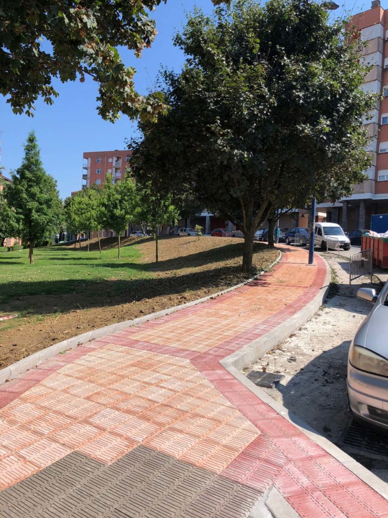 Obra civil modificación y ampliación de aparcamiento en calle El Castañal